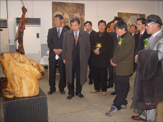 김관수씨(우측3번째)는 미술작품은 그냥 느낌 그대로 자연스럽게 감상하는 것이 제일 좋다고 말한다. 